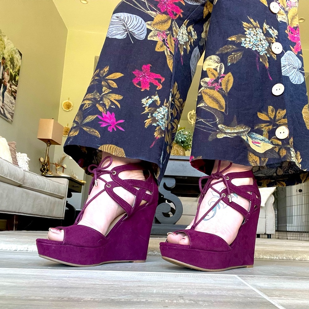 Guess, size 6 wedges